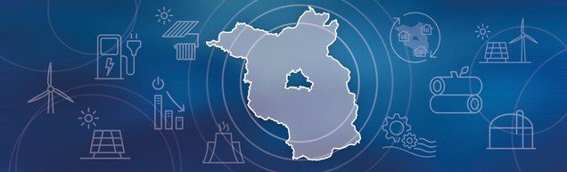 Auf dem Bild ist eine interaktive Karte von Brandenburg zu sehen, mit Symbolen für Solar‑ und Windkraftanlagen. Daneben sind grafische Elemente sichtbar, die Thema Energiestrategie, Statistiken und digitale Nutzung zeigen – darunter Icons für Photovoltaik‑Module, Windräder sowie Diagramme und Infokarten.